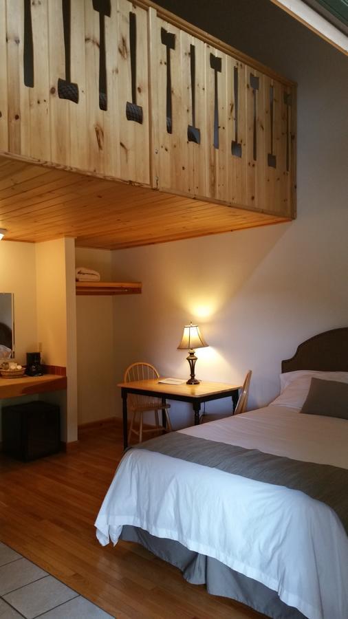 Lenroot Lodge Seeley 外观 照片