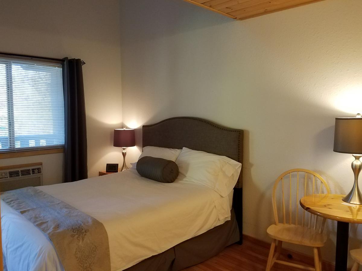 Lenroot Lodge Seeley 外观 照片